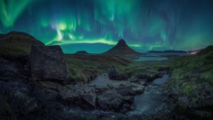 オーロラ, アイスランド (© Cavan Images/Alamy)(Bing Japan)