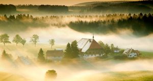 Ferme d’Unterfallengrundhof à travers la brume du matin près de Gütenbach dans la Forêt noire, land de Bade-Wurtemberg, Allemagne (© PS Belenos/Huber/4Corners) &copy; (Bing France)