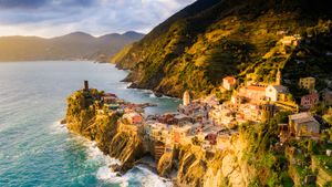 Village of Vernazza, Cinque Terre, Liguria, Italy (© Roberto Moiola/Sysaworld/Getty Images)(Bing Australia)