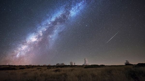 Meteore delle Perseidi sopra l'Osservatorio del Teide, Tenerife, Spagna