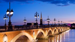 Pont de pierre, Bordeaux, France (© SergiyN/Getty Images)(Bing Australia)