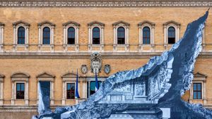 L'œuvre « Vanishing Point » de l'artiste de rue français JR sur la façade du Palais Farnèse, Rome, Italie (© Fabrizio Troiani/Alamy)(Bing France)