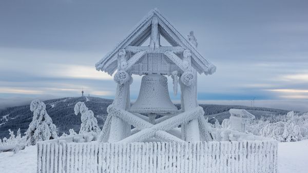 Campana della pace sulla cima del Fichtelberg, Sassonia, Germania