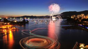 Celebration of lights, fireworks display at English Bay, Vancouver, BC (© Lijuan Guo/Shutterstock)(Bing Canada)