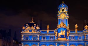 Hôtel de ville de Lyon illuminé pendant la Fête des lumières, département du Rhône (© Arnaud Chicurel/Hemis/Corbis) &copy; (Bing France)