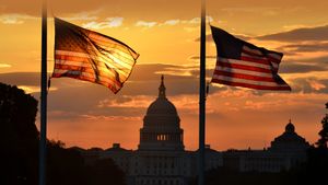 US Capitol building and US flags, Washington, DC (© Orhan Cam/Shutterstock)(Bing United States)