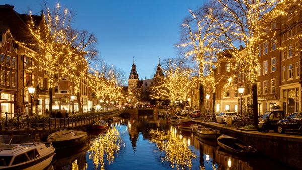 Decorazioni luminose sul canale Spiegelgracht, Amsterdam, Paesi Bassi