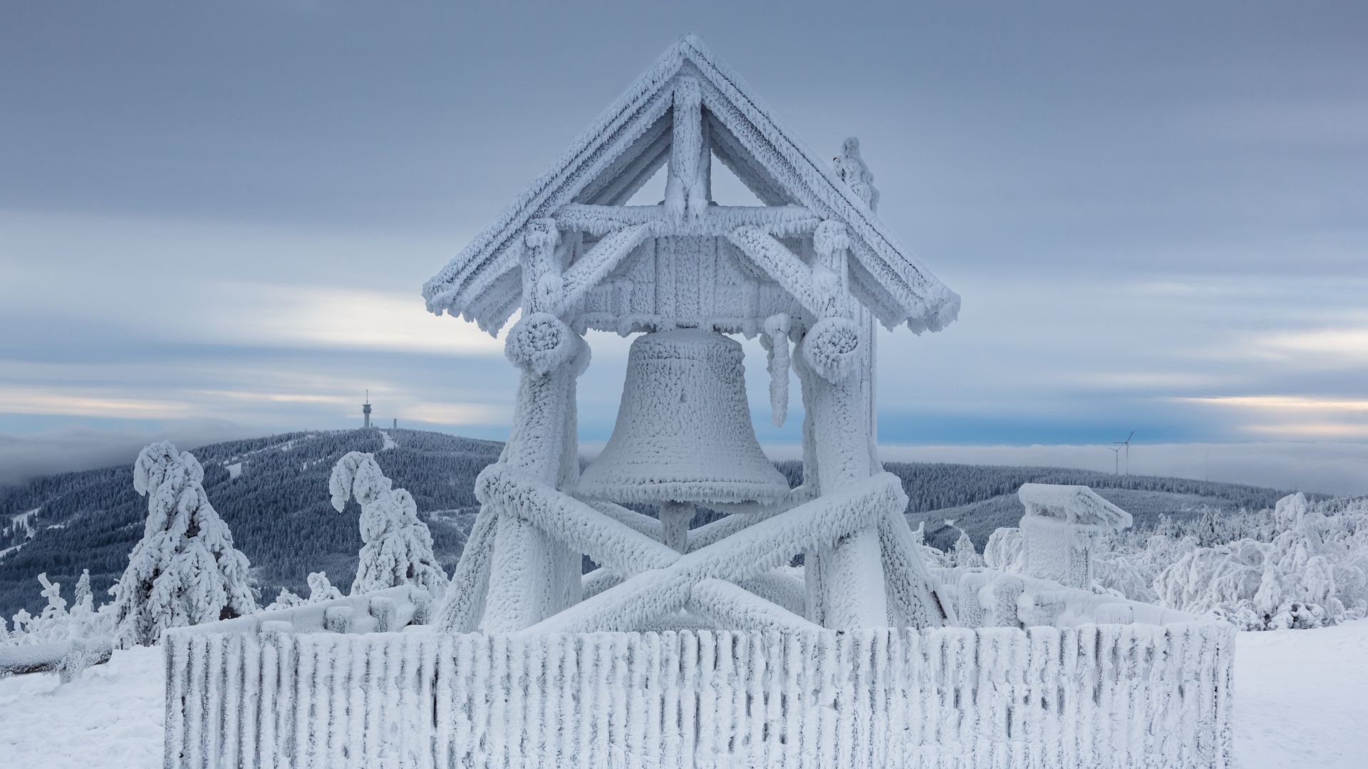 Campana della pace sulla cima del Fichtelberg, Sassonia, Germania