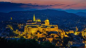 从匈牙利布达佩斯的盖勒特山看到的布达城堡 (© Ionut David/Alamy)(Bing China)