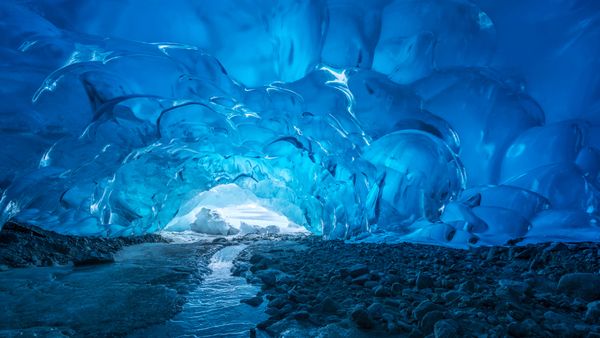 Grotta di ghiaccio, ghiacciaio Mendenhall, Alaska, USA