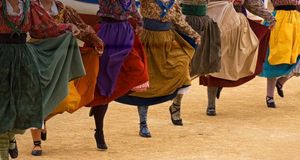 Danses traditionnelles avant la finale de la course camarguaise le Trophée de l’avenir, Le Grau-du-Roi, Gard, Languedoc-Roussillon (© Patrick Frilet/hemis.fr/Alamy) &copy; (Bing France)