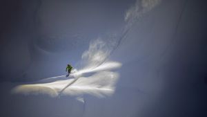 ｢バックカントリー・スキーヤー｣アメリカ, ワシントン州 (© Jay Goodrich/Tandem Stock)(Bing Japan)