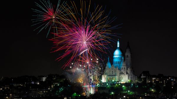 Feux d’artifice face à la basilique du Sacré-Cœur, Montmartre, Paris