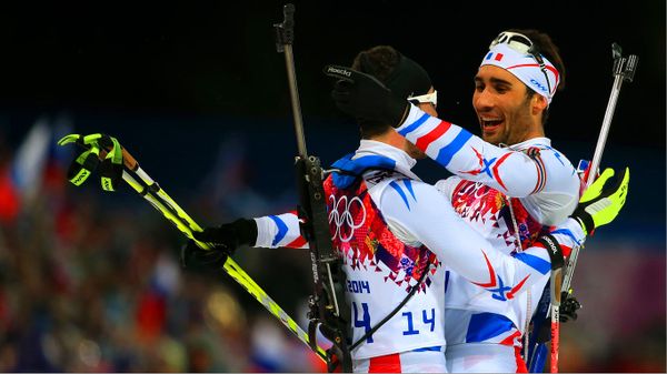 Le médaillé d’or Martin Fourcade et le médaillé de bronze Jean-Guillaume Béatrix fêtent leur victoire à l’épreuve de biathlon 12,5 km poursuite messieurs, le 10 février 2014, complexe de ski de fond et de biathlon Laura à Krasnaïa Poliana, Jeux Olympiques de Sotchi, Russie