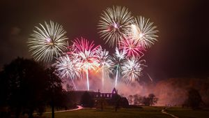 Fireworks at Bolton Priory, North Yorkshire on Guy Fawkes Night 2015 (© Thomas Holmes/Alamy Stock Photo)(Bing United Kingdom)