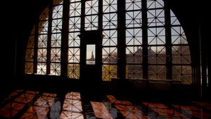 A view of the Statue of Liberty from Ellis Island, New York City (© jmeyersforeman/Alamy)(Bing United States)