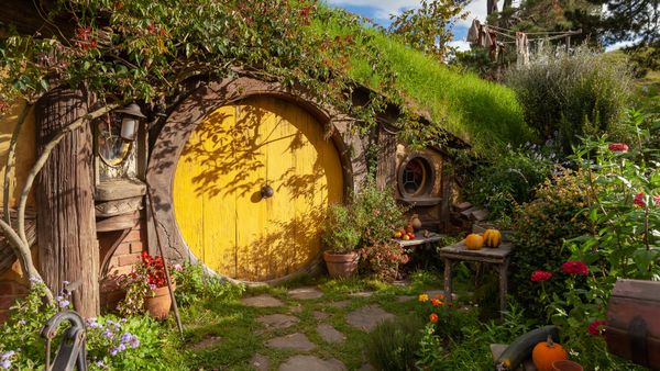 Casa de Hobbit en el decorado de películas de Hobbiton, Matamata, Nueva Zelanda