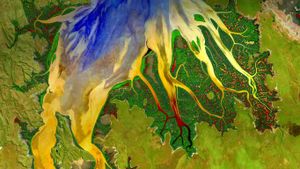 通过陆地卫星8号拍摄到的澳大利亚西部的剑桥湾河口 (© World History Archive/Alamy)(Bing China)