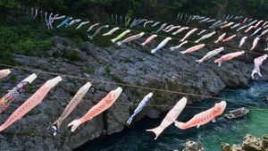 大歩危峡に泳ぐ鯉のぼり, 徳島県 (© fz750/Getty Images)(Bing Japan)