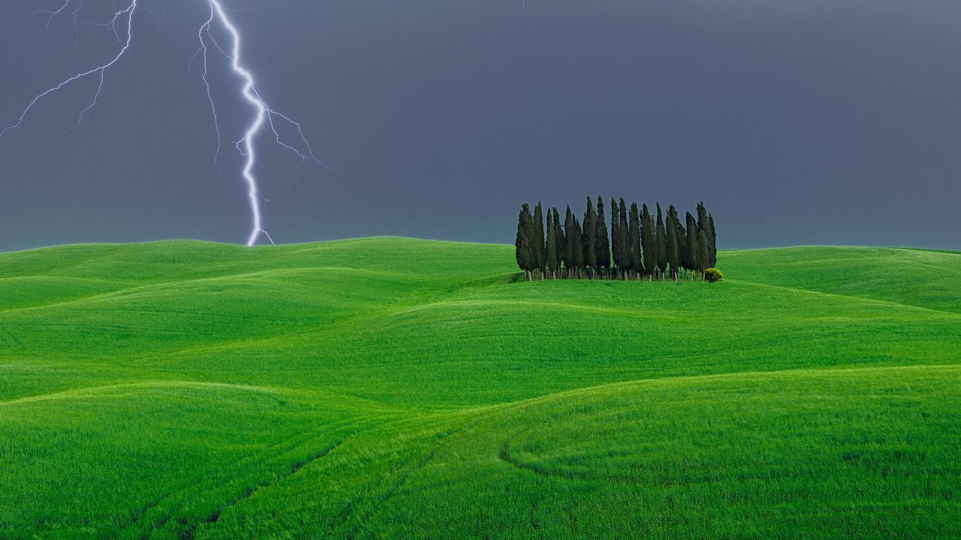 Blitzschlag nahe einem Zypressenhain, Val d’Orcia, Italien