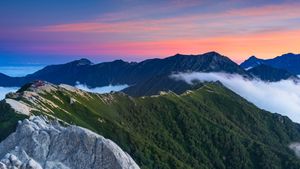 日本长野县安昙野附近的燕岳山 (© Joshua Hawley/Getty Images)(Bing China)