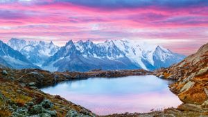 Coucher de soleil sur les lacs des Chéserys, Chamonix-Mont Blanc, France (© Smit/Shutterstock)(Bing France)