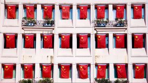 国庆节期间街道上飘扬的五星红旗，中国深圳 (© Bartlomiej Magierowski/Alamy Stock Photo)(Bing China)