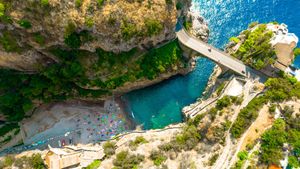 Vista aerea del Fiordo di Furore, Costiera Amalfitana, Italia (© Artur Debat/Getty Images)(Bing Italia)