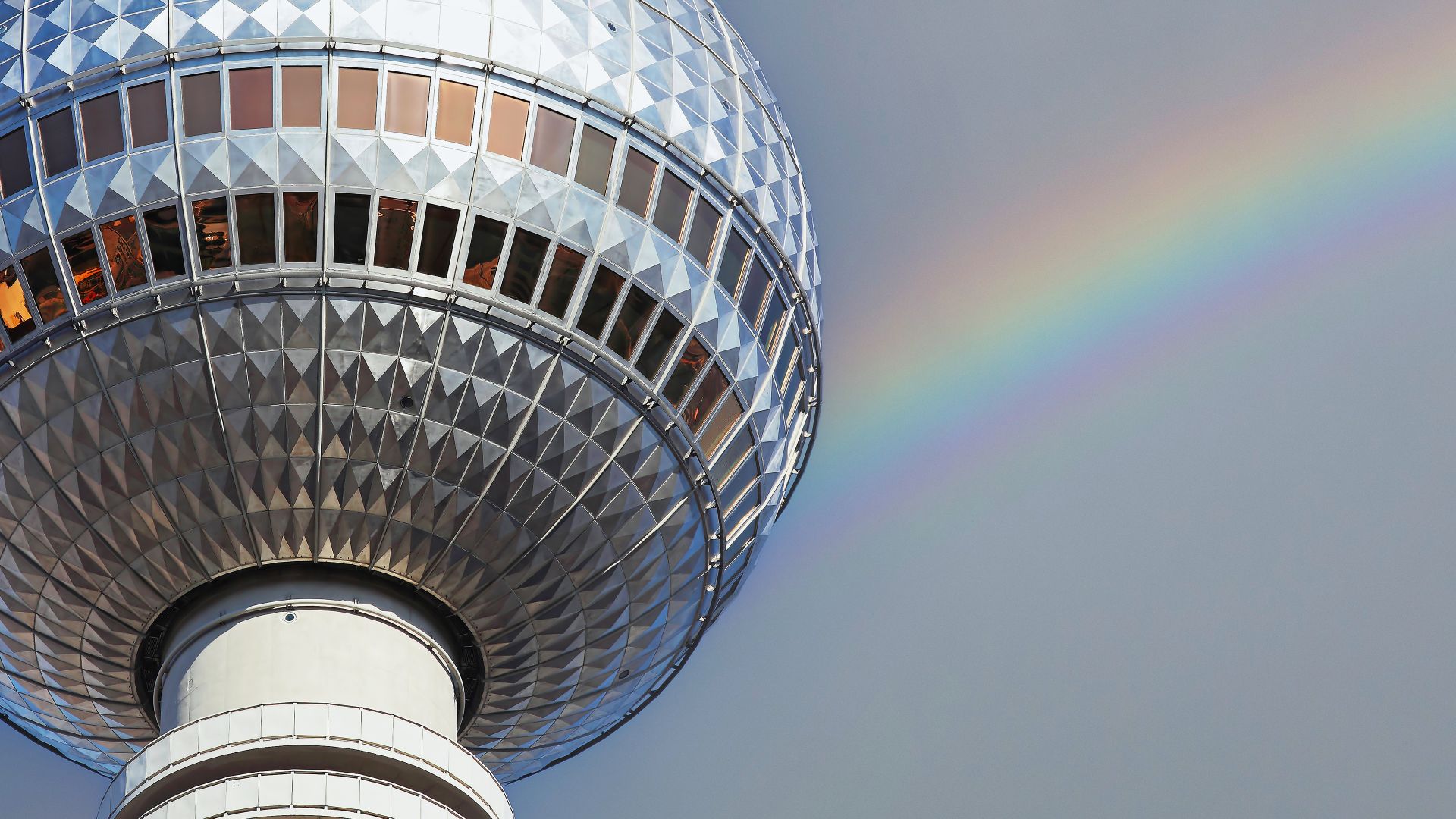 Fernsehturm am Alexanderplatz mit Regenbogen, Berlin