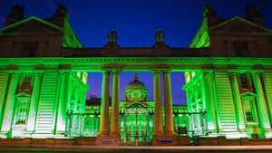 Résidence du Taoiseach, siège du gouvernement, illuminée pour la St Patrick, Dublin, Irlande (© David Soanes Photography/Getty Images)(Bing France)