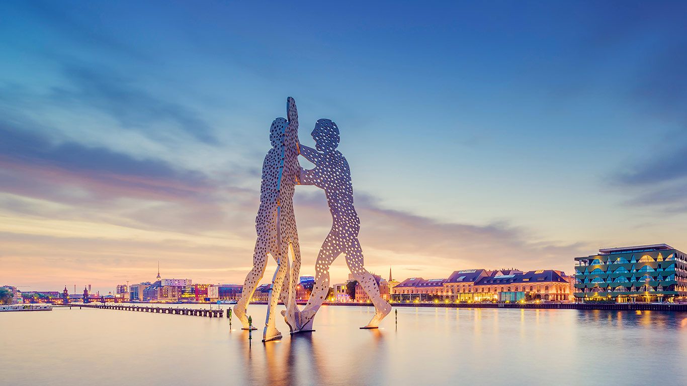 Molecule Man-Skulptur auf der Spree in Berlin, Deutschland