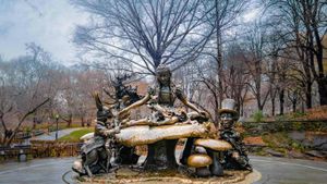 纽约中央公园内的爱丽丝梦游仙境雕塑，美国纽约  (© Diego Grandi/Shutterstock)(Bing China)