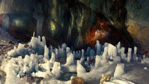 杜米托尔一处洞穴里的冰柱，黑山 (© Marko Radovanovic/Aurora Photos)(Bing China)