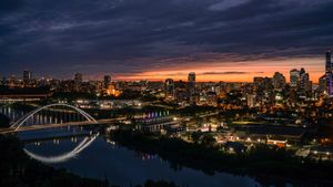 Edmonton at night, Alberta (© Tetyana Babiy/iStock/Getty Images)(Bing Canada)