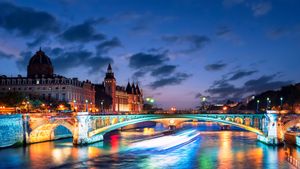 塞纳河，巴黎，法国 (© StockByM/Getty Images)(Bing China)