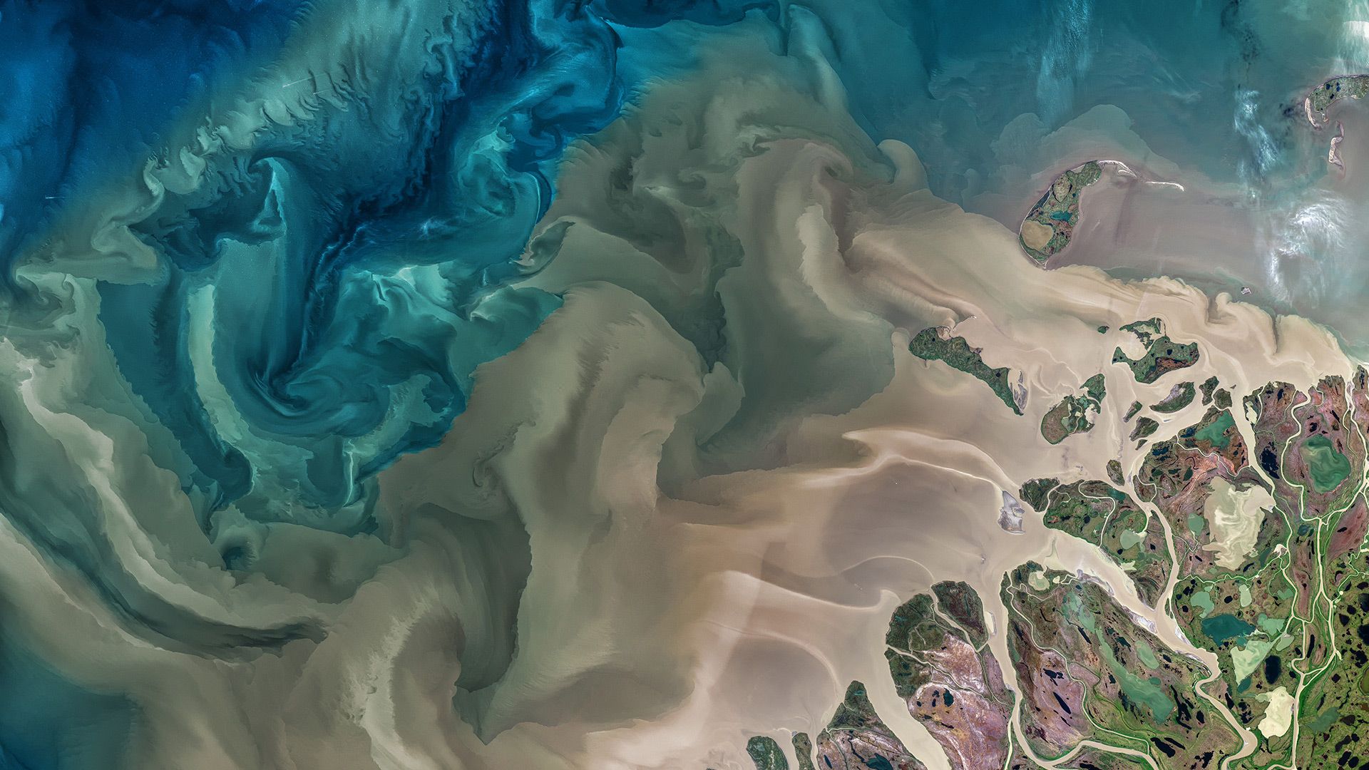 Le fleuve Mackenzie s’écoulant dans la mer de Beaufort, Canada