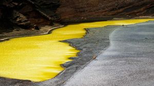 ｢グリーン・ラグーン｣スペイン, カナリア諸島, ランサローテ島 (© Marco Pavan/4Corners)(Bing Japan)