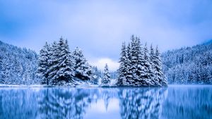 ｢トゥー・ジャック湖｣カナダ, アルバータ州 (© Aurora Photos/Offset by Shutterstock)(Bing Japan)