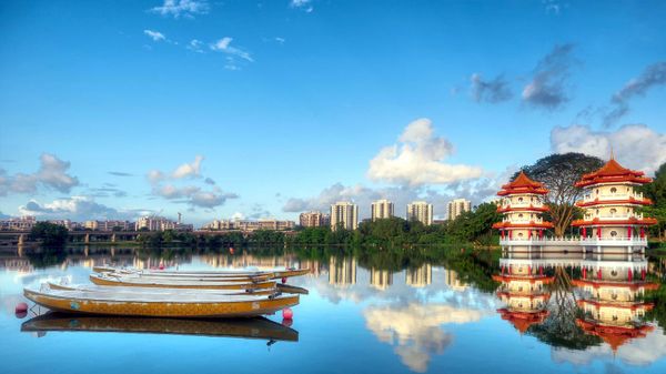 新加坡，从裕廊湖眺望裕华园(中国花园)