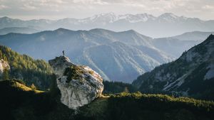 Wanderer bei Sonnenaufgang auf einem Bergkamm, Nationalpark Gesäuse, Steiermark, Österreich (© AscentXmedia/Getty Images)(Bing Deutschland)