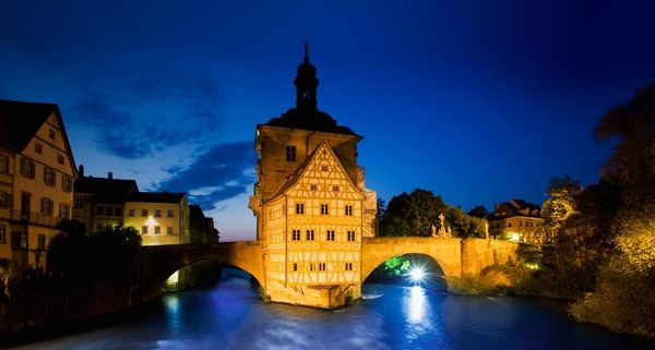 Das Alte Bamberger Rathaus steht mitten im Fluss Regnitz