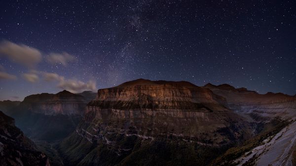 Noche estrellada en el Valle de Ordesa, Aragón, España