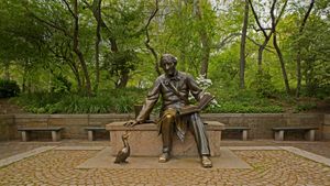 Statue of Hans Christian Andersen in New York City’s Central Park (© Stuart Forster/Shutterstock)(Bing United States)