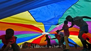 ｢パラシュートで遊ぶ子供たち｣インド, コルカタ (© Rupak De Chowdhuri/Reuters)(Bing Japan)