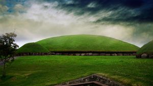 Tombe à couloir néolithique de Knowth, Vallée de Boyne, en Irlande pour la fête de la Saint-Patrick (© whatapicture/plainpicture)(Bing France)