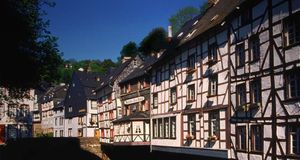 Fachwerkhäuser in Monschau an der Rur, Nordrhein-Westfalen – Hans Peter Merten/Corbis &copy; (Bing Germany)