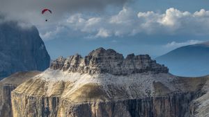 Parapendio che sorvola le Dolomiti, visto dal Sass Pordoi (© Ilan Shacham/Getty Images)(Bing Italia)