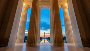 The Washington Monument seen from the Lincoln Memorial, Washington, DC (© lucky-photographer/Alamy)(Bing United States)