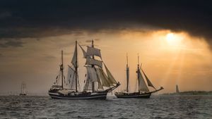 Windjammerparade zur Kieler Woche in Kiel, Schleswig-Holstein (© Snapshot freddy/Shutterstock)(Bing Deutschland)
