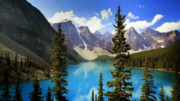 Moraine Lake in Banff National Park, Alberta, Canada